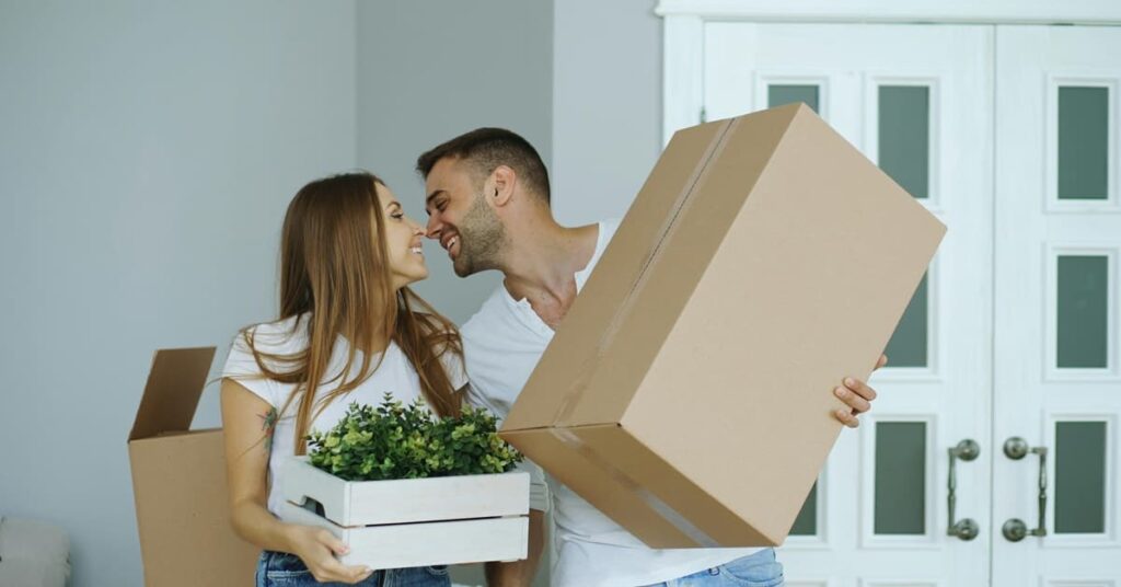 first-time homebuyer mistakes to avoid in USA - image of a couple shifting home